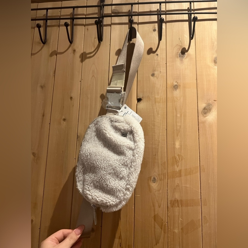 NWT - Lululemon Everywhere Belt Bag 1L *Fleece
Natural Ivory/Trench